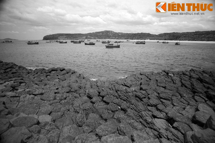 Phá không nổi, bọn đầu trộm đuôi cướp xả cơn tức giận bằng cách bày trò bẩn. Chúng bôi những chất xú uế lên cửa kho rồi lại đốt. Lần này điều bất ngờ đã xảy ra. Một vòi rồng bỗng xuất hiện, hút những kẻ đê tiện lên trời và làm chúng biến mất sau tiếng nổ kinh hoàng.