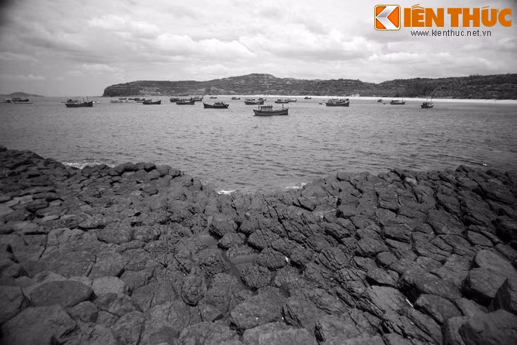 Phá không nổi, bọn đầu trộm đuôi cướp xả cơn tức giận bằng cách bày trò bẩn. Chúng bôi những chất xú uế lên cửa kho rồi lại đốt. Lần này điều bất ngờ đã xảy ra. Một vòi rồng bỗng xuất hiện, hút những kẻ đê tiện lên trời và làm chúng biến mất sau tiếng nổ kinh hoàng.