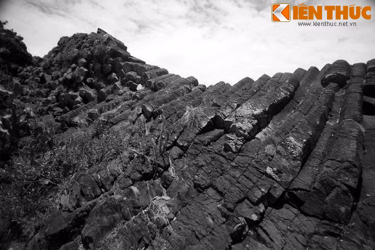 Vụ nổ khiến người dân quanh đó bừng tỉnh và kéo ra bờ biển, nơi có kho của cải. Nhưng họ chỉ nghe thấy sóng vỗ ào ạt trong màn đêm đen huyền đang bao trùm lên tất cả.