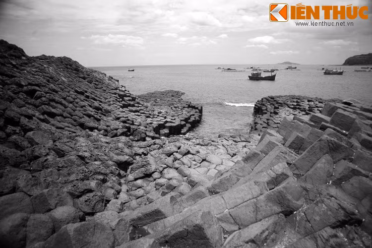 Có cả lời đồn rằng, người đàn ông giàu có năm xưa đã tu luyện được phép thần thông và yểm bùa kho tàng của mình để không ai có thể xâm phạm. Thực hư câu chuyện này thế nào thì không ai rõ ngọn ngành.