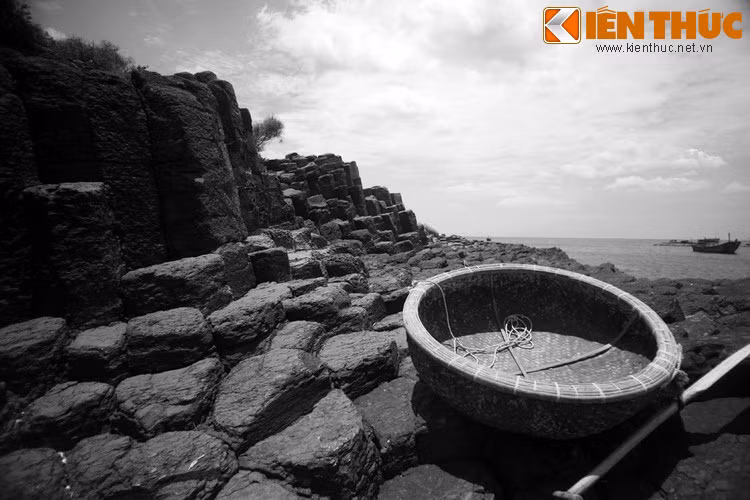 Nhưng sự đời không diễn ra như mong ước quả con người. Ông đã mất đột ngột khi chưa kịp dùng của cải cho những mục đích cao đẹp ban đầu. Kho báu của ông không người trông, trở thành nơi những kẻ tham lam tìm đến kiếm chác.