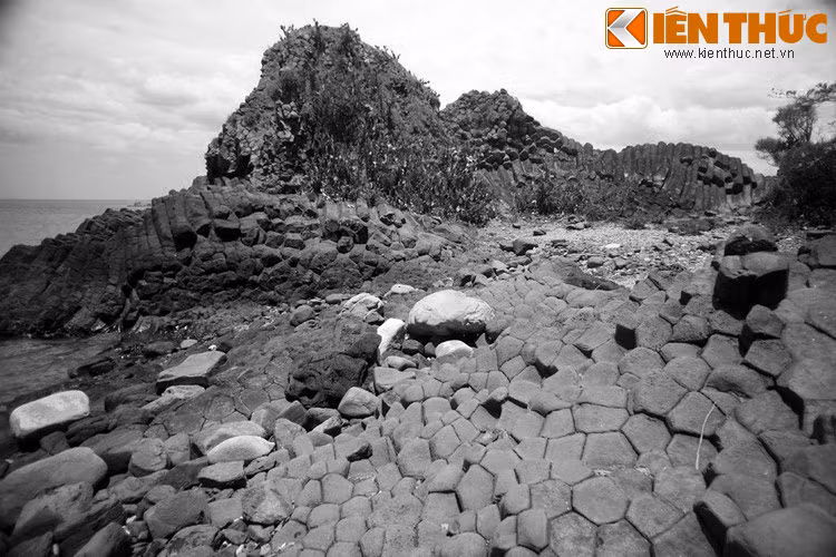 Sau bao ngày trời bất lực, đám người bất lương không còn giữ nổi kiên nhẫn. Chúng chất củi gỗ ngoài cửa kho và phóng hỏa. Lửa cao ngất trời. Nhưng khi lửa tàn, cảnh cửa vẫn nguyên vẹn không bị cháy một miếng nào.