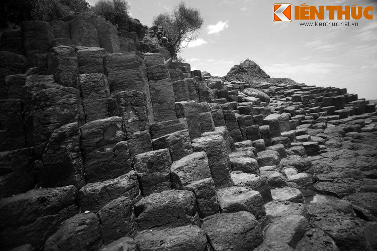 Đến sáng, mọi người lại ra bờ biển thì thấy kho của cải đã biết mất. Những gì còn lại chỉ là những phiến đá hình lục lăng xếp chồng lên nhau ngay ngắn. Người ra đồn rằng đó là những xâu tiền trong kho đã hóa đá để tránh sự nhòm ngó của con người.