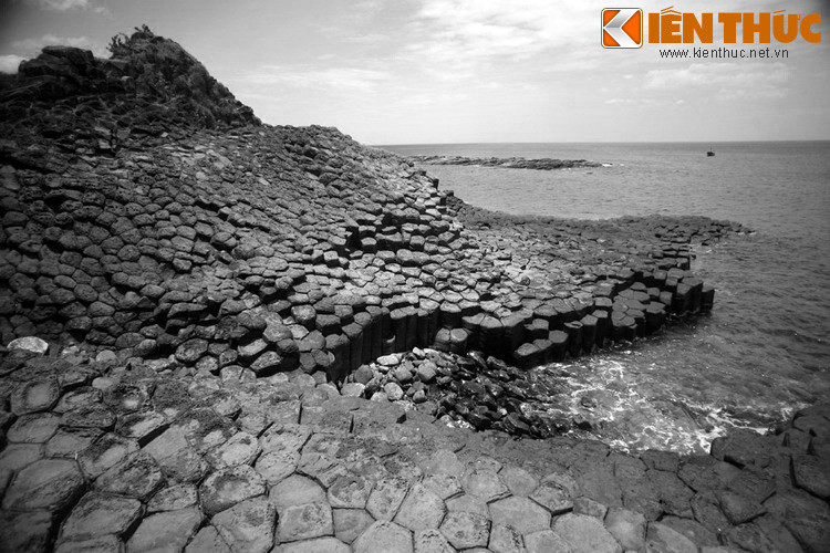 Và sau hàng trăm năm, những đồng tiền hóa đá đó vẫn trơ gan cùng sóng gió, như một lời răn về cái giá phải trả cho lòng tham của con người với những gì không thuộc về mình... Mời quý độc giả xem video: Báo Argentina ca ngợi vẻ đẹp đất nước Việt Nam. Nguồn: VTC10.