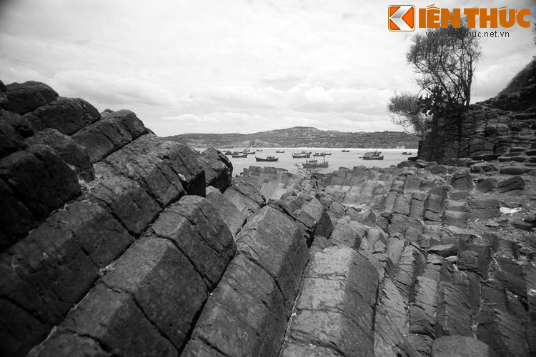 Điều lạ lùng là khi những toán lục lâm thảo khấu tìm đến, chúng không thể nào phá nổi kho, dù đây chỉ là khu nhà có tường đá, cửa làm bằng ván gỗ như nhiều ngôi nhà khác trong vùng.