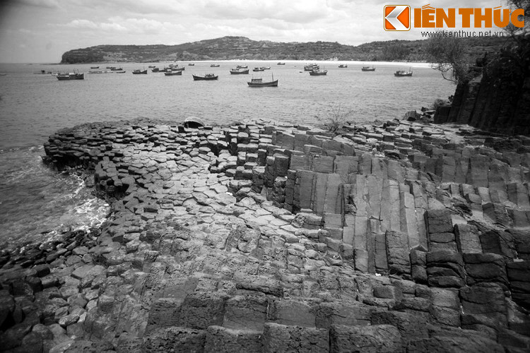 Với những cột đá xếp lớp độc đáo, gành Đá Đĩa (xã An Ninh Đông, huyện Tuy An, tỉnh Phú Yên) là một trong những kiệt tác địa chất ngoạn mục nhất Việt Nam. Phía sau thắng cảnh này là một truyền thuyết ly kỳ được truyền tụng từ nhiều đời này.