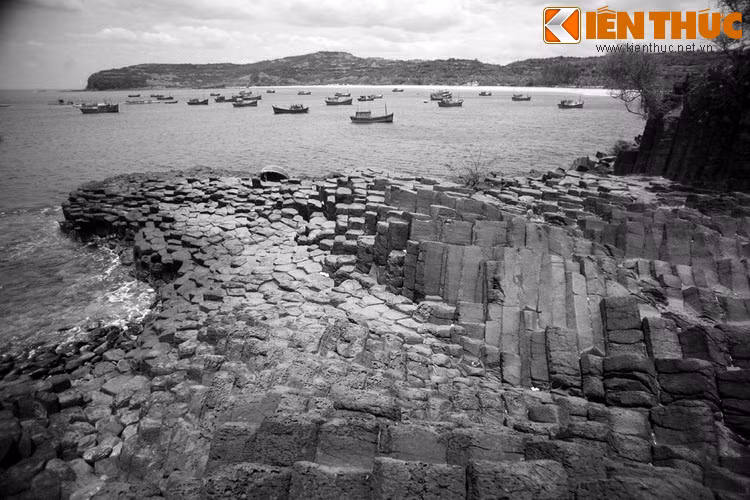 Với những cột đá xếp lớp độc đáo, gành Đá Đĩa (xã An Ninh Đông, huyện Tuy An, tỉnh Phú Yên) là một trong những kiệt tác địa chất ngoạn mục nhất Việt Nam. Phía sau thắng cảnh này là một truyền thuyết ly kỳ được truyền tụng từ nhiều đời này.