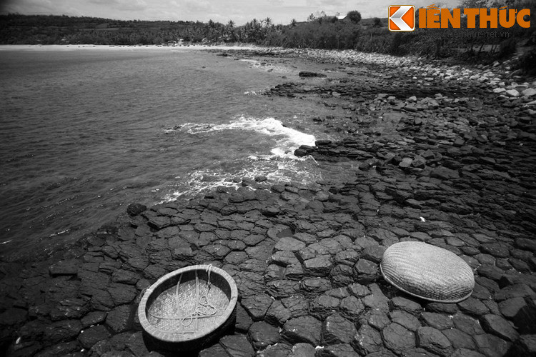 Phần lớn của cải ông đều đem phân phát cho người dân trong vùng, số còn lại cất vào kho cạnh bờ biển với ý muốn sau khi thành đạo sẽ dùng để xây dựng chùa chiền, phát triển Phật pháp và đòng góp cho việc xây dựng quê hương.