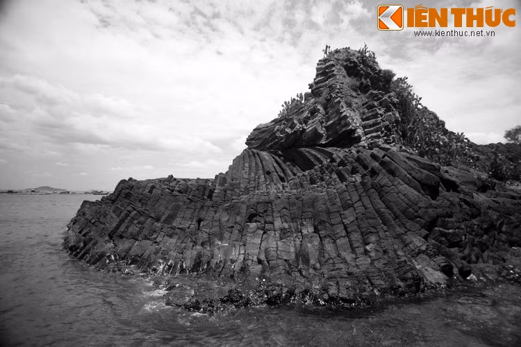 Tương truyền, từ thời xa xưa ở nơi này có một người đàn ông rất giàu có nhưng chẳng may vợ mất sớm khi chưa có con. Ông không có ý định tái giá mà quyết định ở vậy và chuyên tâm tu tập Phật pháp.