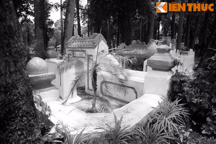 Ai là người nằm trong mộ cổ trên vỉa hè trung tâm Sài Gòn? Ai la nguoi nam trong mo co tren via he trung tam Sai Gon?