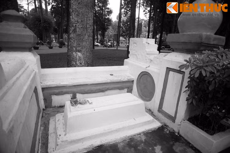 Trong tình thế hiểm nghèo, Lâm Quang Ky cùng một số nghĩa quân cảm tử tự nguyện ở lại cầm chân quân Pháp. Nguyễn Trung Trực rút lực lượng chính về Hòn Chông. Lâm Quang Ky mặc chiến bào của Nguyễn Trung Trực, cầm cờ lệnh, cố tình chiến đấu kéo dài thời gian.