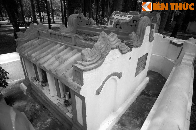 Rất tức giận, Pháp sai người đem tất cả ra xử tại chợ Rạch Giá. Người dân biết chuyện, gọi ông là Lê Lai Kiên Giang. Ngày bị thực dân Pháp xử tử, ông Lâm Quang Ky – người cháu gọi người nằm dưới khu mộ ở công viên Tao Đàn là cụ cố - mới 29 tuổi.