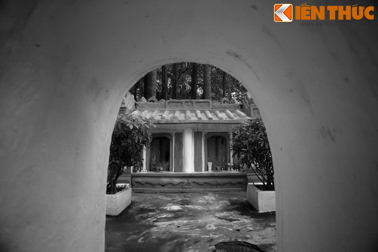 Cuối cùng, quân Pháp bắt được ông cùng với sáu nghĩa binh khác. Ông tự xưng là Nguyễn Trung Trực. Chỉ huy quân Pháp đinh ninh đã bắt được lãnh tụ nghĩa binh nên không cho quân truy đuổi nữa. Qua ngày hôm sau, vụ việc trên bị bại lộ.