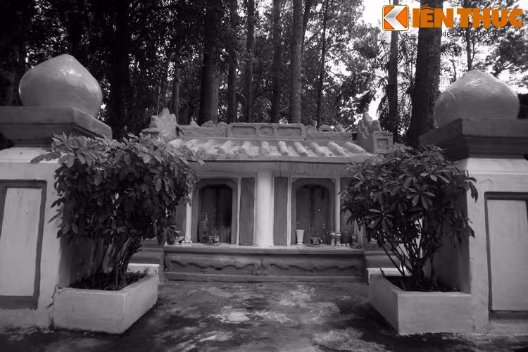 Ai là người nằm trong mộ cổ trên vỉa hè trung tâm Sài Gòn? - Hình 2 Ai la nguoi nam trong mo co tren via he trung tam Sai Gon?-Hinh-2