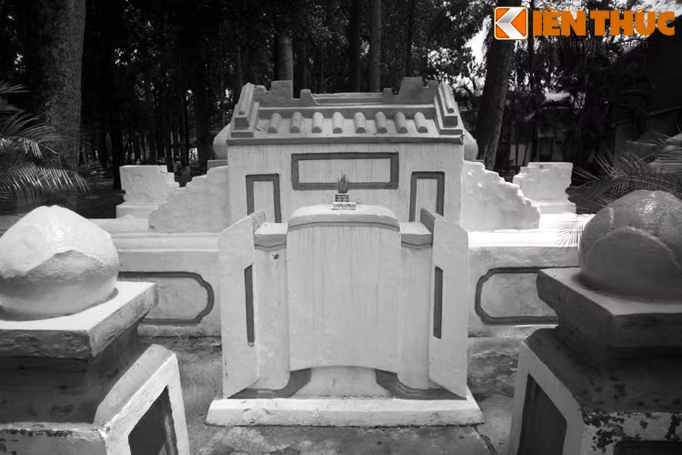 Theo truyền tụng của người xưa cùng những dòng chữ Hán còn lưu lại trên bia mộ, các nhà nghiên cứu cho rằng đây là mộ ông Lâm Tam Lang, tự “Nguyên thất” và phu nhân là bà Mai Thị Xã. Ông Lâm là người Hoa gốc Quảng Đông di cư sang Việt Nam, mất năm 1795.