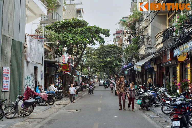  Phố Hàng Hòm là con phố dài khoảng 130 m, kéo dài từ cuối phố Hàng Quạt đến cuối phố Hàng Gai, phía Nam khu phố cổ Hà Nội. Đây nguyên là đất thôn Cổ Vũ thượng, tổng Tiền Túc (sau đổi là tổng Thuận Mỹ), huyện Thọ Xương cũ.