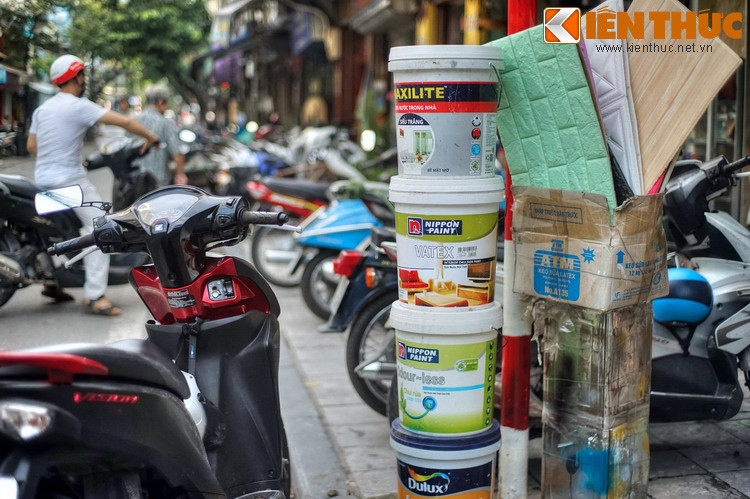 Có lẽ do hiểu lầm tên phố mà vào thời Pháp thuộc, người Pháp gọi phố này là rue des Cerceuils, nghĩa là phố bán... quan tài. Năm 1945, phố lấy lại tên tiếng Việt là phố Hàng Hòm.