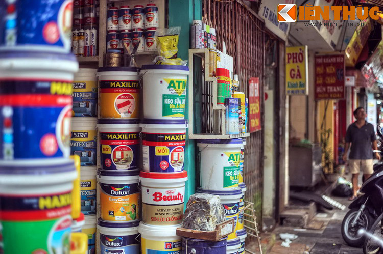 Mùi hóa chất khá nồng phát ra từ các cửa hàng cùng những thùng sơn chất đống cao ngang đầu người là nét đặc trưng, gây ấn tượng cho du khách khi đi qua phố Hàng Hòm.