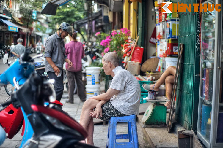 Tên gọi phố Hàng Hòm có nguồn gốc từ việc khoảng giữa thế kỷ 19, một số người dân làng Hà Vĩ, một làng có nghề làm gỗ sơn thuộc huyện Thường Tín (Hà Nội), ra phố này mở hiệu làm hòm, rương.