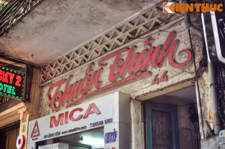 Ngày 22/1/1891, một đám cháy lớn đã bùng phát ở phố Hàng Hòm, bao trùm con phố này và lan rộng về phía Đông. Vụ cháy đã khiến các phố Hàng Mành, Hàng Bạc, Cầu Gỗ, Hàng Thùng, Hàng Mắm Hàng Tre, Hàng Vôi thiệt hại nặng nề.