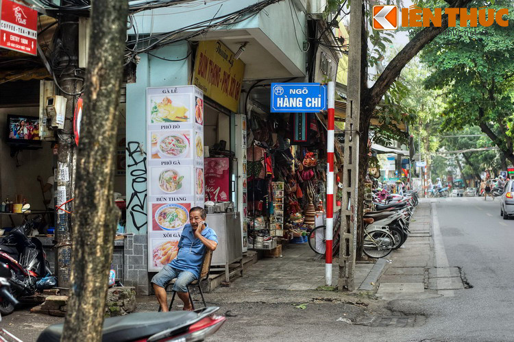 Chính giữa phố có một ngõ nhỏ là ngõ Hàng Chỉ, do thời xưa có một số nhà làm nghề se chỉ mà thành tên.