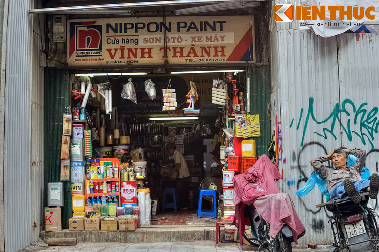 Ban đầu những người thợ làm hòm sơn đen đựng quần áo, tráp sơn đen đựng giấy tờ… Về sau họ làm những hòm gỗ kiểu mới mà cho đến cách đây một vài thập niên vẫn còn được bán.