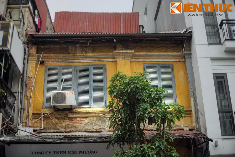 Trong chiến sự cuối năm 1946 đầu 1947, phố Bát Đàn bị tàn phá nghiêm trọng, cả phố chỉ còn sót lại 4 nóc nhà nguyên vẹn (số 3 - 5 - 7 và 11). Trong thời tạm chiếm, hai mặt đường phố mới được xây dựng lại.