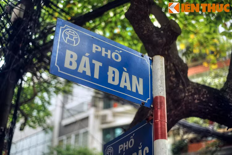 Đoạn còn lại thuộc đất thôn Nhân Nội, là một phố có từ xưa, chuyên bán các loại bát, đĩa, ấm, chén và đồ đàn – tên gọi chung của các loại vại, chum, chậu bằng sành. Đó chính là nguồn gốc tên gọi phố Bát Đàn.