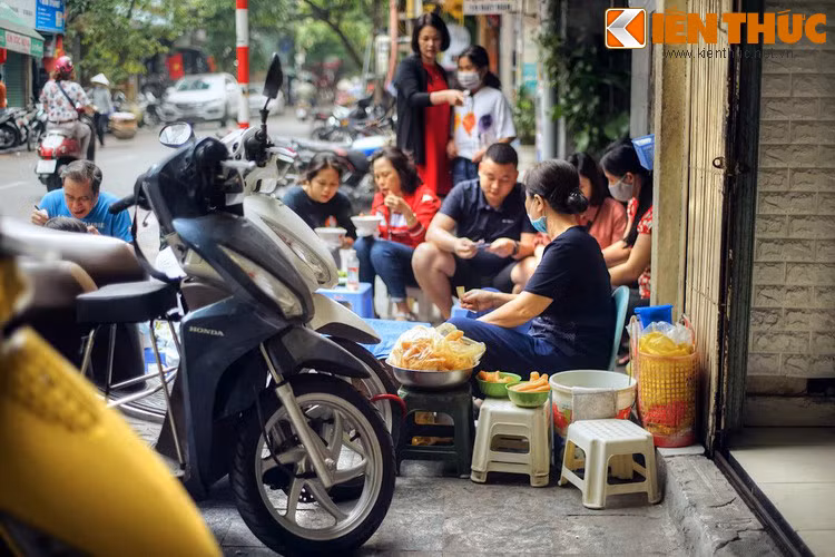 Vào thời hoàng kim, đồ gốm sứ ở phố Bát Đàn nổi tiếng khắp đất Thăng Long. Các loại bát, đĩa, đồ dùng bằng gốm sứ được đặt mua từ làng gốm Bát Tràng, còn đồ đàn chủ yếu ở làng Phù Lãng.