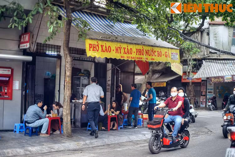 Phố Bát Đàn ngày nay được gần xa biết đến nhờ một món ăn được coi là tinh hoa ẩm thực của người Hà Thành, đó là phở Bát Đàn. Từ cửa hàng phở Gia Truyền ở số 49, các quán phở giờ đây mọc lên khắp phố, thu hút thực khách từ khắp nơi đến thưởng thức.