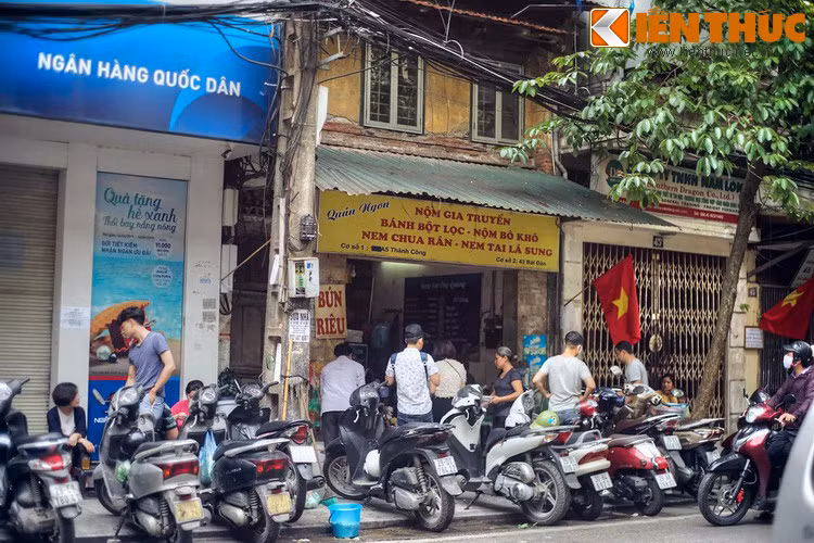 Đặc biệt, trên phố này có khá nhiều cửa hàng của người Nhật Bản, như cửa hàng Oda Yamada Tiểu Điền (số 41) chuyên xuất nhập khẩu, Yamada (số 38) bán tạp phẩm, dãy cửa hàng – khách sạn Nhật ở số 67...