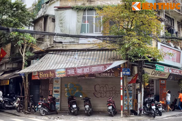  Phố Bát Đàn là con phố dài khoảng 250 m, kéo dài từ phố Hàng Bồ đến phố Phùng Hưng, ở phía Tây khu phố cổ Hà Nội. Nơi đây nguyên là phần đất của các thôn Nhân Nội và Tân Khai, đều thuộc tổng Tiền Túc (sau đổi là Thuận Mỹ), huyện Thọ Xương cũ.