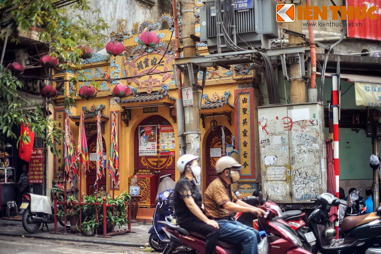 Số 33 phố Bát Đàn còn lưu giữ một ngôi đỉnh cổ, là đình Nhân Nội, nơi thờ thờ thần Long Đỗ Đại Vương, biệt hiệu Bạch Mã Đại Vương, một vị thần nằm trong “Tứ trấn Thăng Long”.