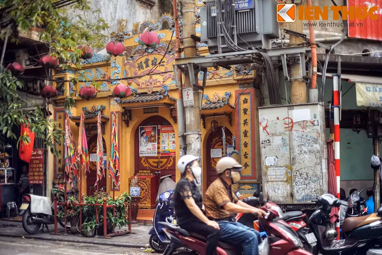 Số 33 phố Bát Đàn còn lưu giữ một ngôi đỉnh cổ, là đình Nhân Nội, nơi thờ thờ thần Long Đỗ Đại Vương, biệt hiệu Bạch Mã Đại Vương, một vị thần nằm trong “Tứ trấn Thăng Long”.