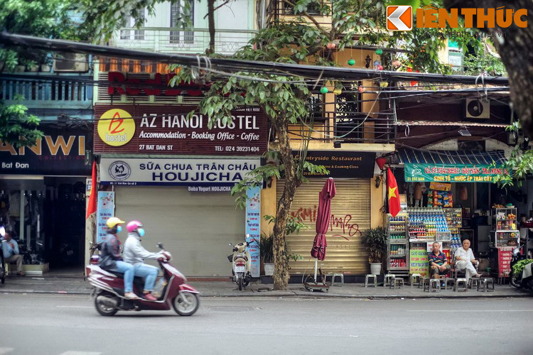 Thời Pháp thuộc, phố được gọi là rue Vieille des tasses, nghĩa là phố Hàng Chén. Từ năm 1945, phố trở về tên gốc.