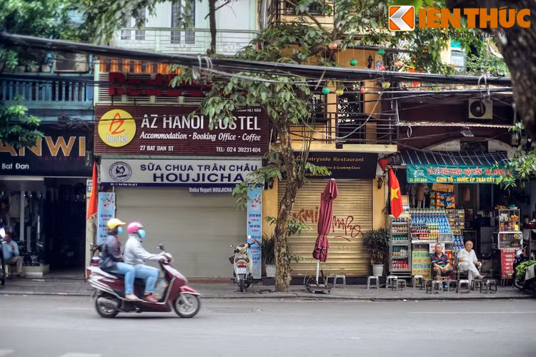 Thời Pháp thuộc, phố được gọi là rue Vieille des tasses, nghĩa là phố Hàng Chén. Từ năm 1945, phố trở về tên gốc.
