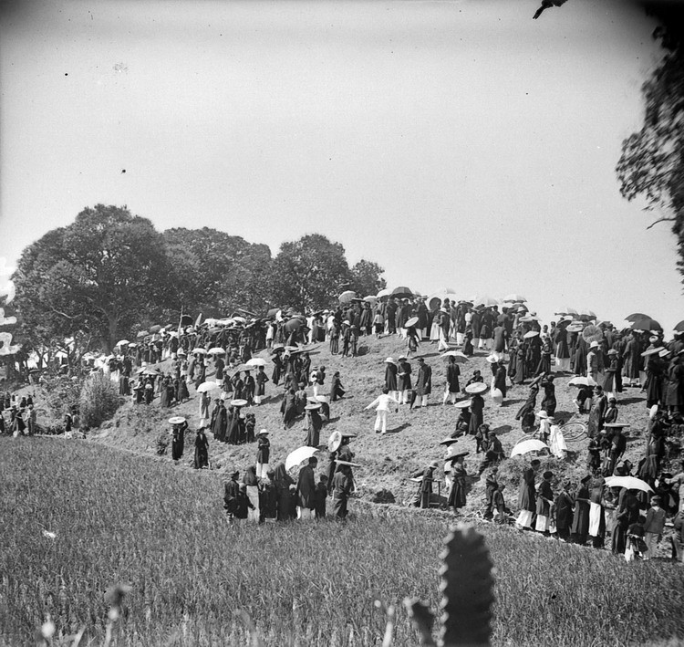 Đám đông chờ đợi tại gò Núi Ngự (?), điểm đến của đám rước.