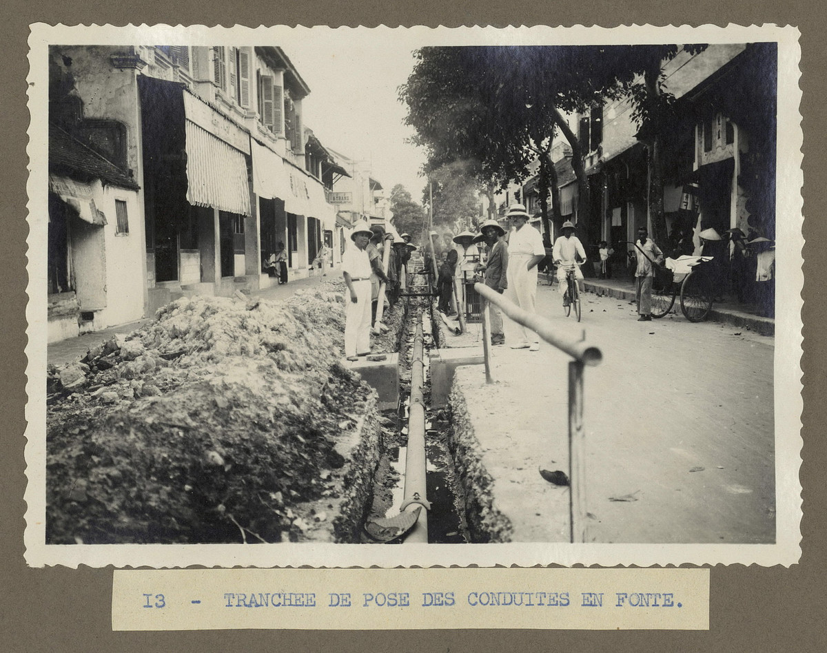 Đào rãnh đặt đường ống nước trên đường phố Thanh Hóa.