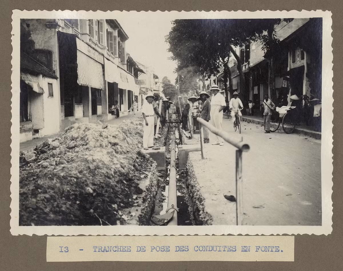 Đào rãnh đặt đường ống nước trên đường phố Thanh Hóa.