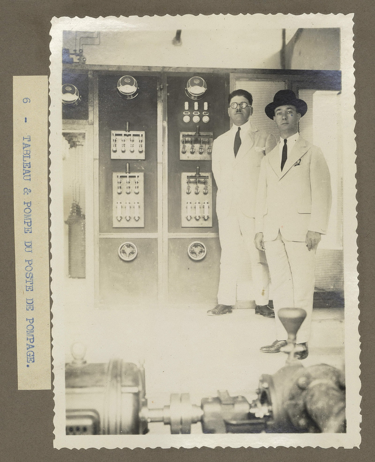 Các kỹ sư Pháp trong trạm bơm của nhà máy nước. Trong trạm có bảng điều khiển và máy bơm.