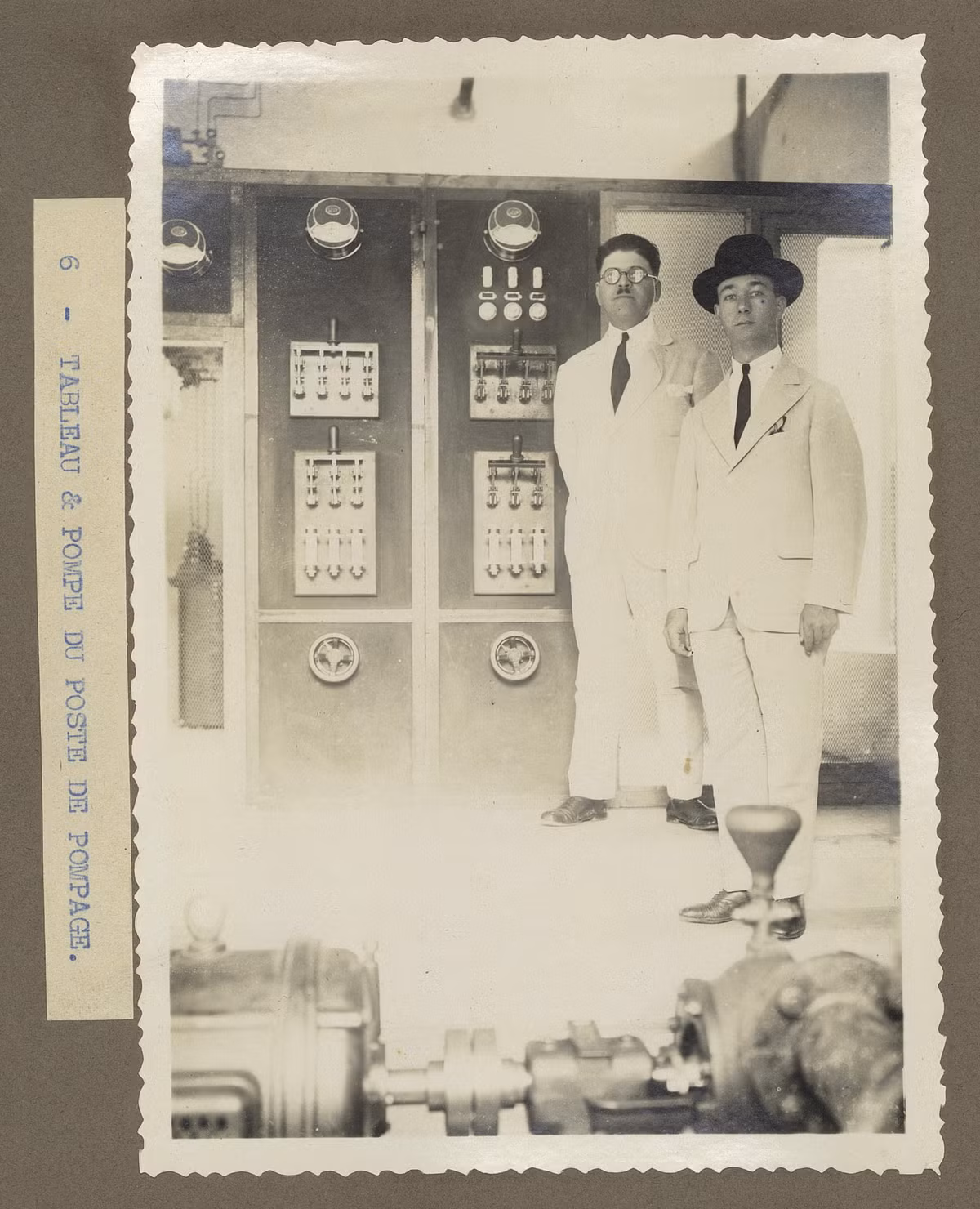 Các kỹ sư Pháp trong trạm bơm của nhà máy nước. Trong trạm có bảng điều khiển và máy bơm.