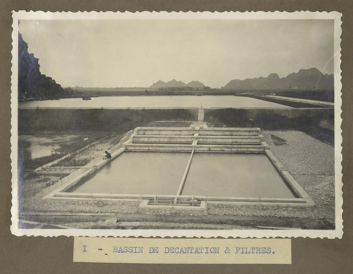 Một bể lắng với các bộ lọc trong hệ thống cung cấp nước máy, vùng lân cận Thanh Hóa năm 1933. Ảnh: Manhhai / Flickr.