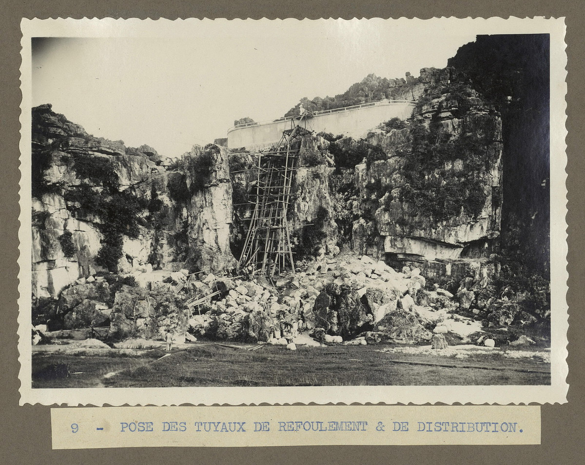 Thi công đường ống cấp nước tại một vách núi. Phía trên là bể 500 m3.