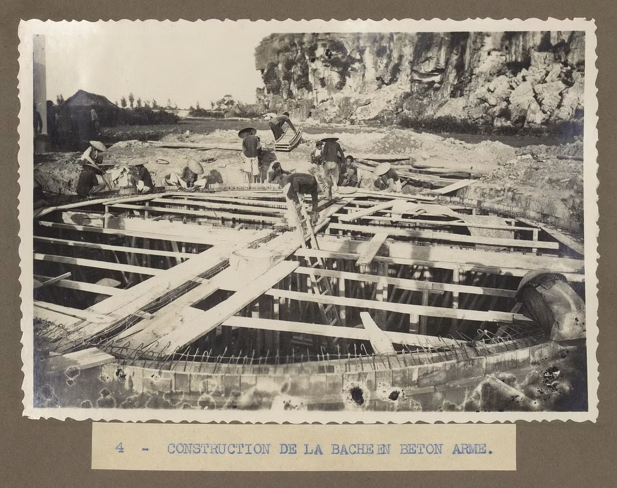 Thi công bạt bê tông cốt thép. Trong thủy lực học, từ "bạt" (bâche) chỉ định một kết cấu dùng làm rơle giữa hai bơm hút, áp suất khí quyển giới hạn chiều cao cột nước của các bơm này trong khoảng 10 mét.