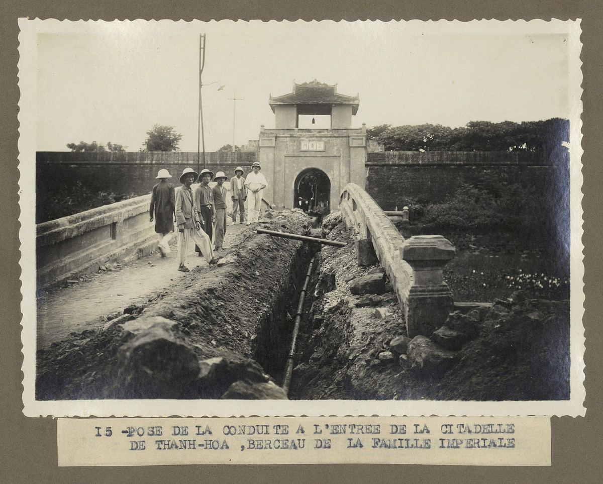 Đặt ống nước ở cổng Hạc Thành - lối vào thành Thanh Hóa.