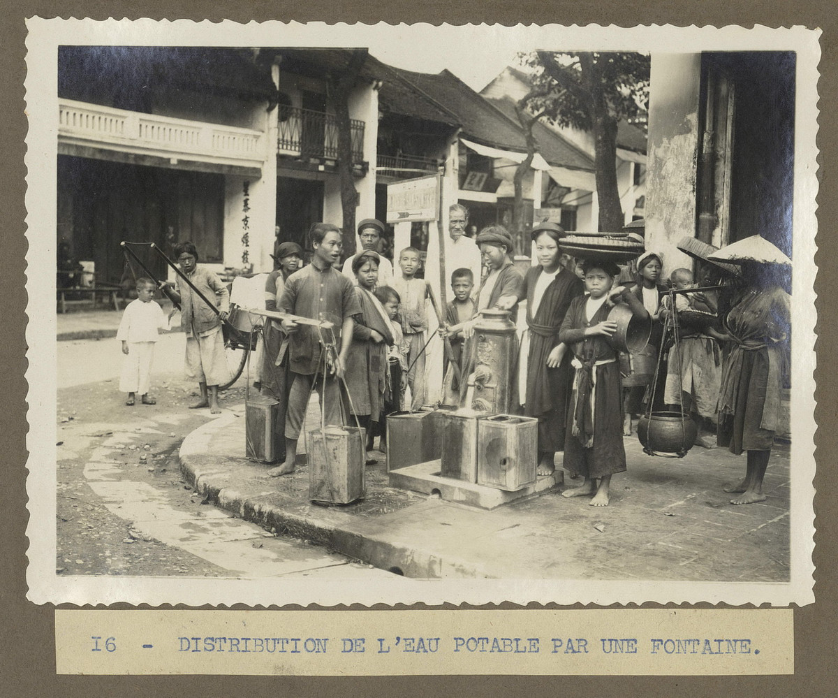 Người dân Thanh Hóa tụ tập quanh vòi nước công cộng mới xây.