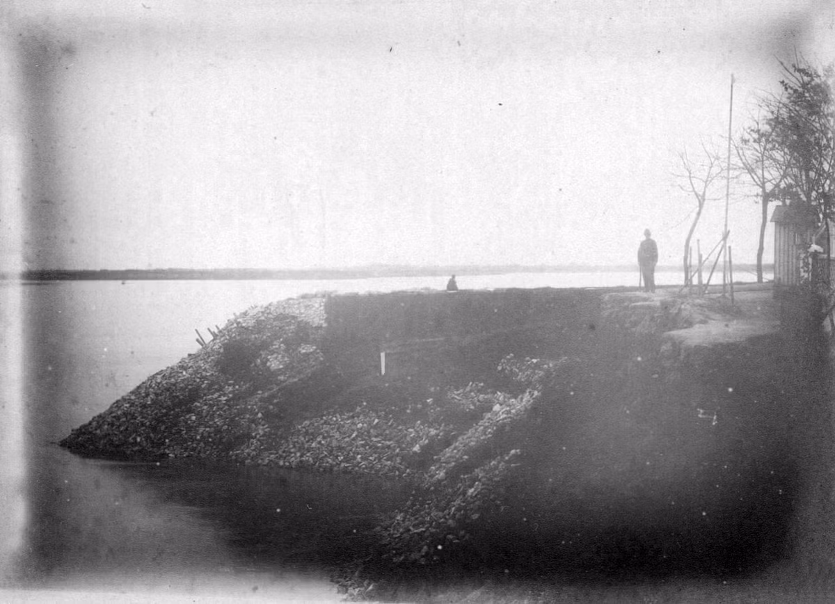 Bờ đê trước khu nhượng địa.