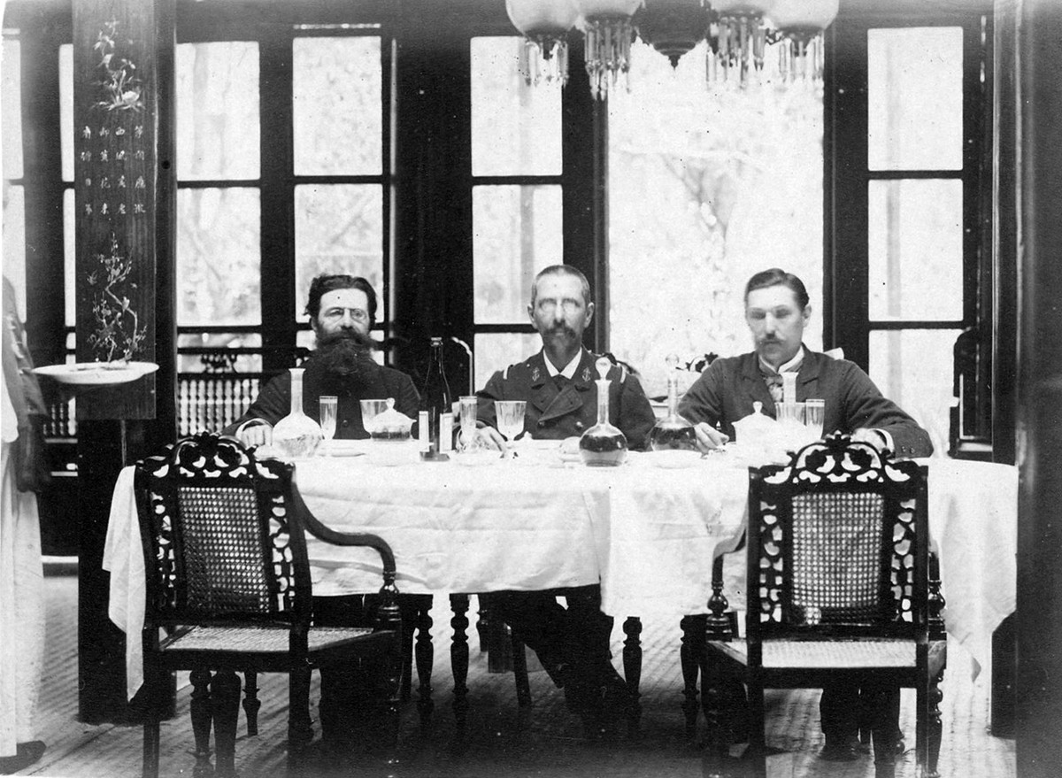 Bên trong Tòa Trú sứ của người Pháp trên phố Hàng Gai, Hà Nội năm 1885. Từ trái qua phải: Quan Trú sứ - Tư lịnh Parreau; Đại tá de Maussion và ông Xavier Brau de Saint-Pol Lias, tác giả bộ ảnh.