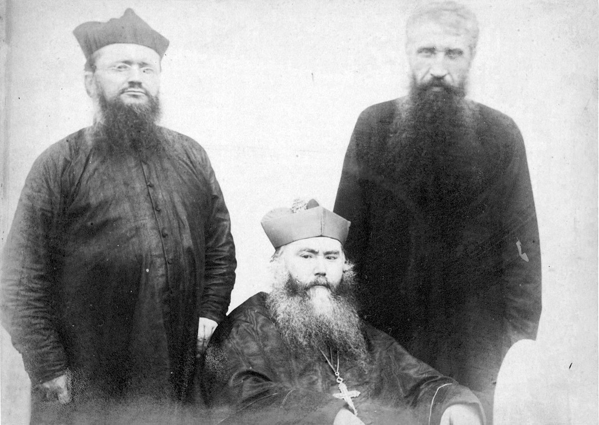 Chân dung các nhà truyền giáo Pháp: Ở giữa là Tổng giám mục Puginier, bên phải là cha Bon, bên trái là cha Landais.