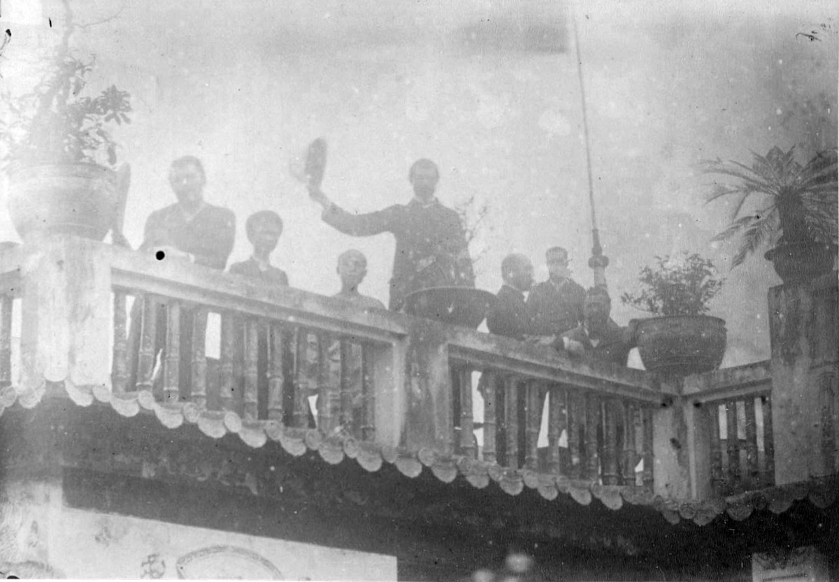 Các quan chức Pháp trên sân thượng một tòa nhà chính quyền ở Nam Định.